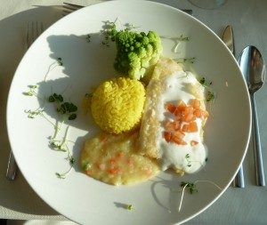 Tilapiafilet mit Kräuterschaum und Safranreis