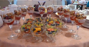 Frühstück: Obst und Parfaits