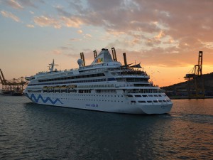 AIDAvita im Sonnenuntergang