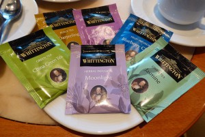 Teeauswahl im Café Eze
