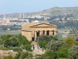 Antik trifft Moderne: Concordia-Tempel vor Agrigent