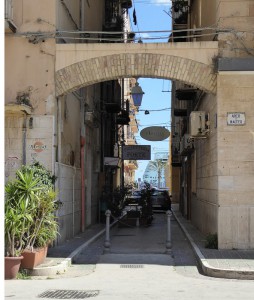 Gasse mit Durchblick
