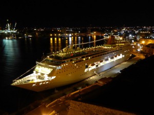Costa neoRiviera bei Nacht