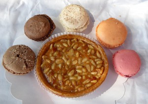 Macarons und Pinienkern-Tarte