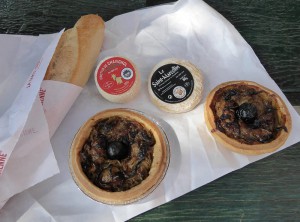 Baguette, Käse und Zwiebel-Oliven-Tarte