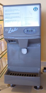 Eiswasser und Eiswürfel
