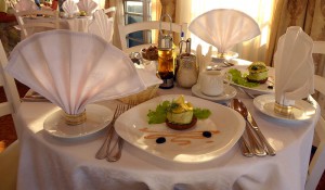 liebevoll gedeckter Tisch