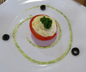 Käse- und Tomatensalat mit Knoblauch an Mayonnaisesauce