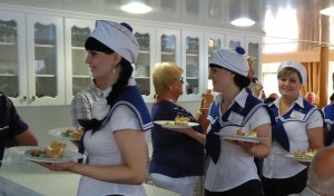 Parade der Kellner mit dem Nachtisch