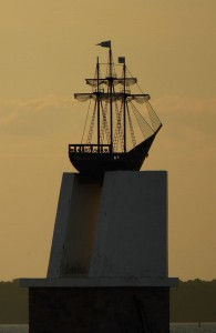 Schiff an der Schleuseneinfahrt