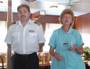 Kapitän Christofor Jawrunjan und Phoenix-Reiseleitung Maria