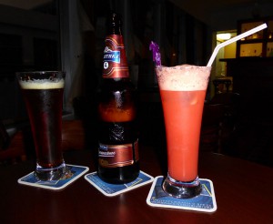 dunkles Bier und Cocktail Bunin