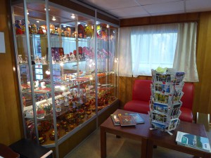 Vitrine des Bordshop am Oberdeck