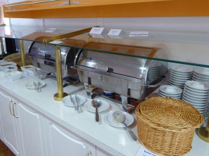 Warmes Frühstück (Eier, Würstchen)