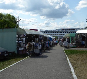 Souvenirstände am Hafen
