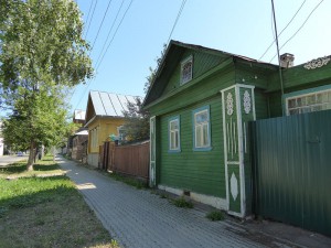 Holzhäuser an der Uferstraße in Uglitsch