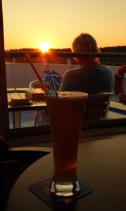 Im Sonnenuntergang wird selbst die Pina Colada rot