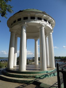 Monopteros mit Liebesschlössern am Park