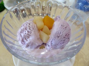 Rahmeis mit Obst