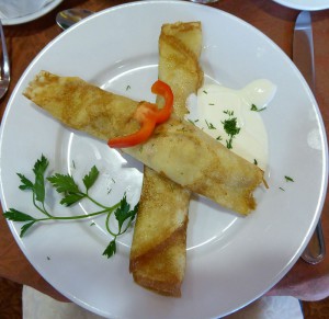 Blini mit Ei, Kohl, Dill