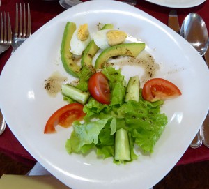Salat mit Tomate, Avocado und Ei