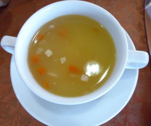 herzhafte Erbsensuppe mit Speck