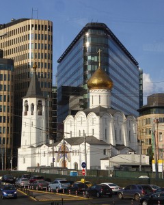 Kirche inmitten moderner Hochhäuser