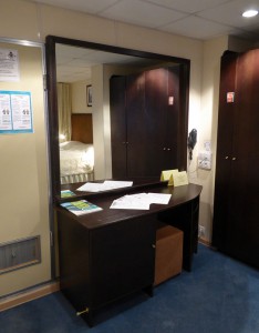 Schreibtisch mit Minibar