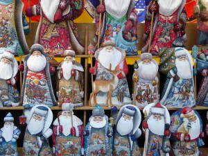 Markt-Impressionen Weihnachtsmänner