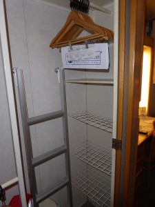 Schrank mit Fächern