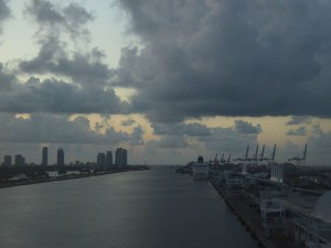 Blick zum Hafenausgang vor dem Sonnenaufgang