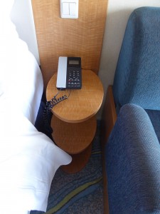 Nachttisch mit Telefon