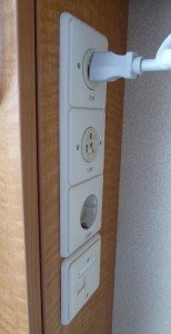 Steckdosen unter dem Schreibtisch
