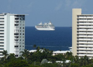 Vision of the Seas zwischen den Hochhäusern