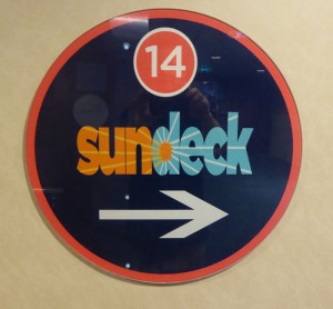 Wegweiser zu Deck 14 vorne