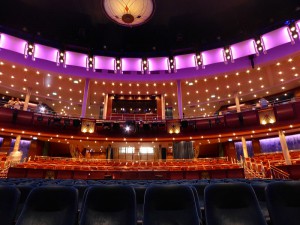 Opal Theater Blick von der Bühne in den Zuschauerraum