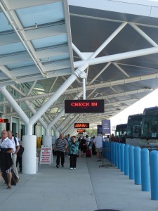 Vor dem Terminal 18