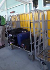 Kofferwagen vor dem Terminal