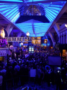 Blick auf die Royal Promenade von der Rising Tide Bar