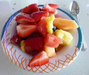 Viel Obst und darunter Bircher Müsli