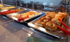 Bagels, Toast, Pancakes, Pilze und Zucchini