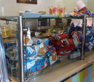 Chips und Fruit Cups
