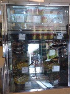 Vitrine mit Sandwiches, Salaten und mehr