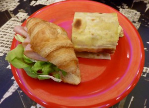 Croissant Sandwich und Roti Chicken Wrap