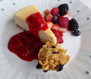Cheesecake mit Früchten und Granola Plätzchen