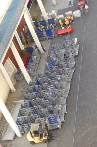 Die Kofferwagen warten schon
