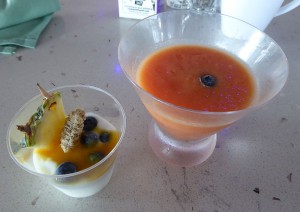 Ananas-Blaubeer-Trifle und Smoothie