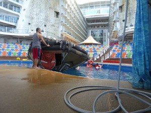 Crew Übung im Aqua Theater