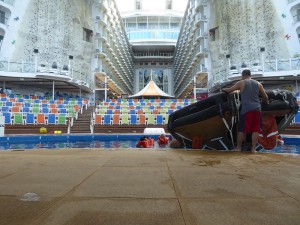 Crew Übung im Aqua Theater