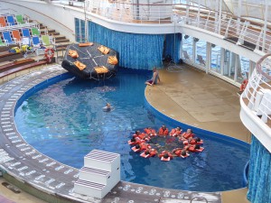 Crew Übung im Aqua Theater
